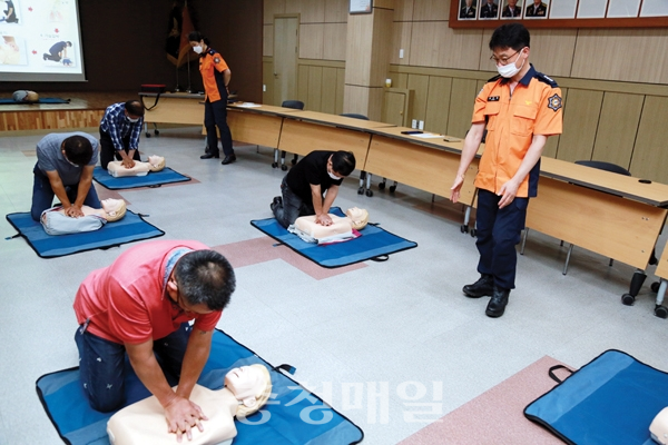 충남 서산시 주재 일간신문사 기자단은 지난 3일 서산소방서에서 심폐소생술 이론교육과 실습을 받고 있다.