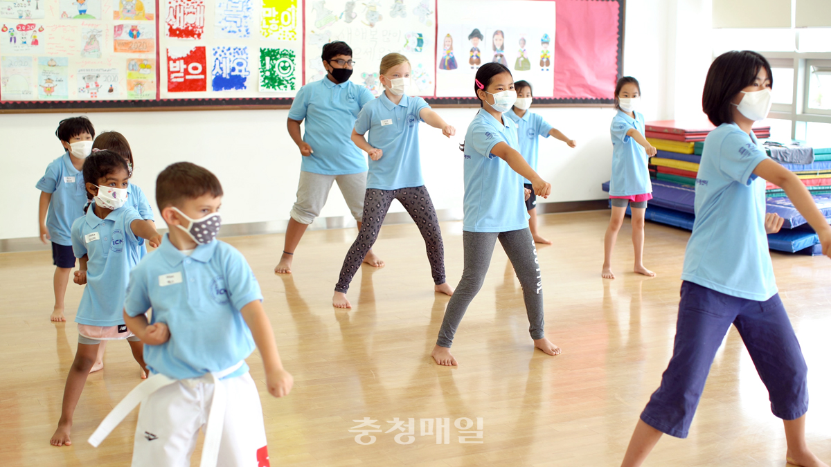 무예 열린학교에 참가한 울산현대외국인학교 재학생들이 태권도 교육을 받고있다.