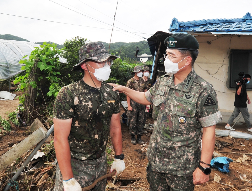 서욱 육군참모총장이 4일 집중호우로 많은 피해가 발생한 충북 제천시 산곡저수지 수해복구 현장을 찾아 장병들을 격려하고 있다.
