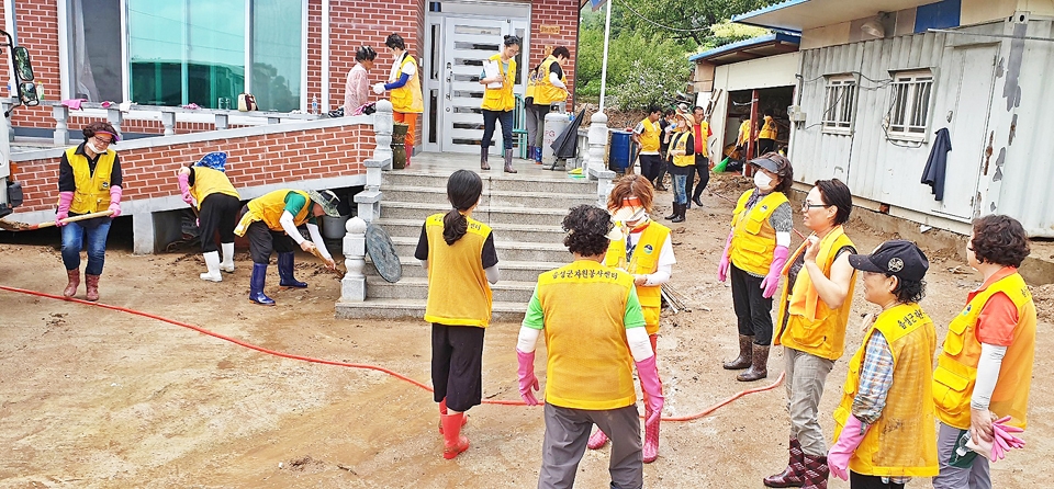 음성군 자원봉사자들이 5일 침수된 주택 복구에 구슬땀을 흘리고 있다.