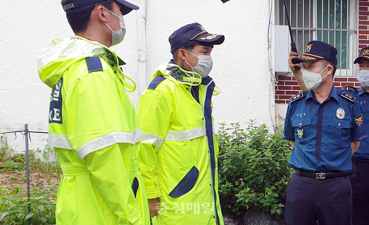 9일 임용환(오른쪽) 신임 충북청장이 충주지역 수해현장을 방문해 수해복구 중인 경찰를 격려하고 있다.