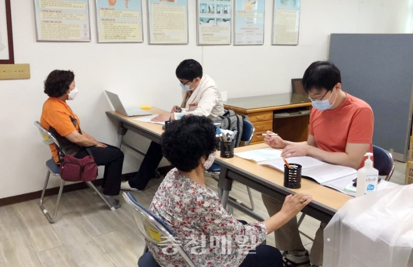 11일 충북 음성군 삼성면 보건지소를 방문한 삼성서울병원 의료진이 무료진료를 실시하고 있다.