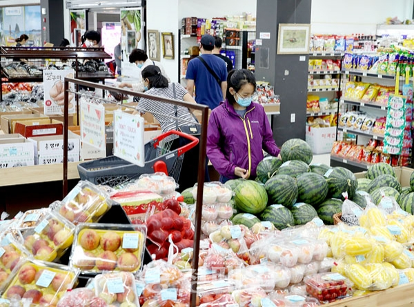 태안군민들이 로컬푸드직매장에서 농산물을 구매하고 있다.