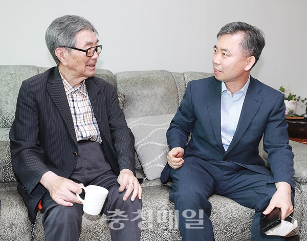 김장회(왼쪽) 충북도행정부지사가 오상근 애국지사와 대화를 나누고 있다.