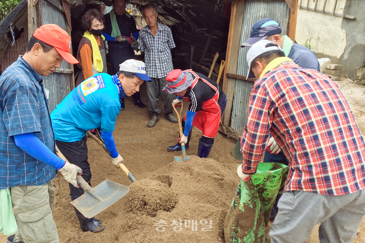 충북 청주시의원들이 13일 제천시 봉양읍 침수 주택에서 복구활동을 하고 있다.