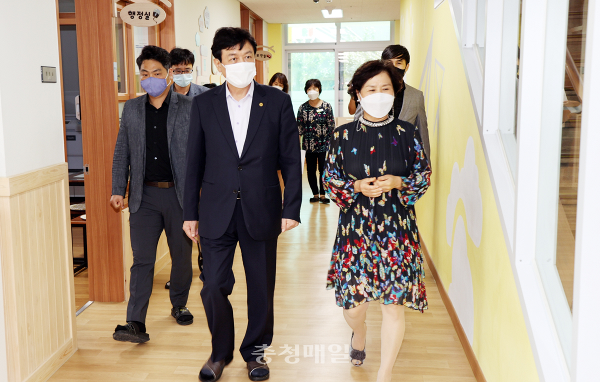 김병우 충북도교육감은 9일 안심유치원인 서전유치원을 방문해 운영상황을 점검하고 있다.