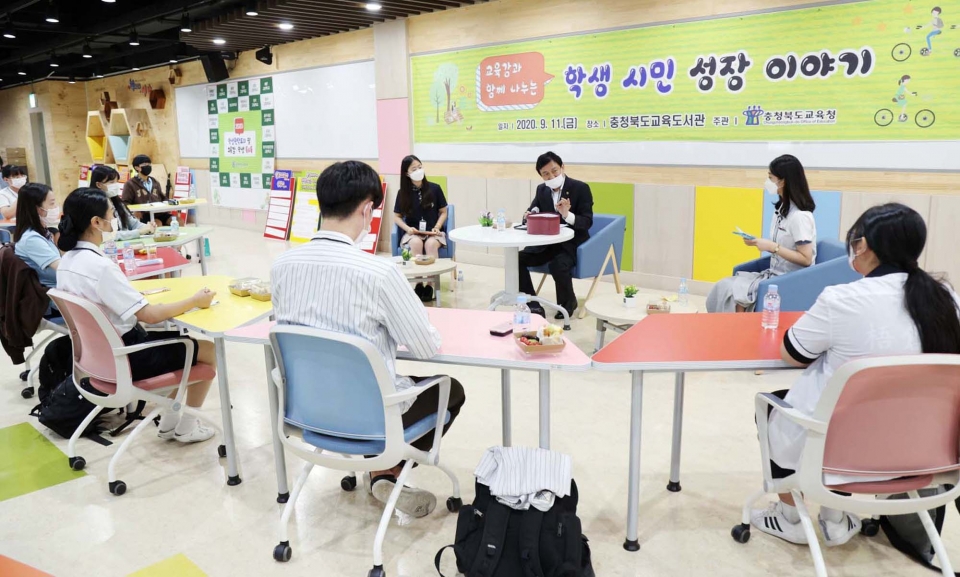 김병우 충북도육감과 충북지역 학생 20여명이 학교에서 경험한 학교 자치에 대해 공유하는 원탁 토의를 하고 있다.