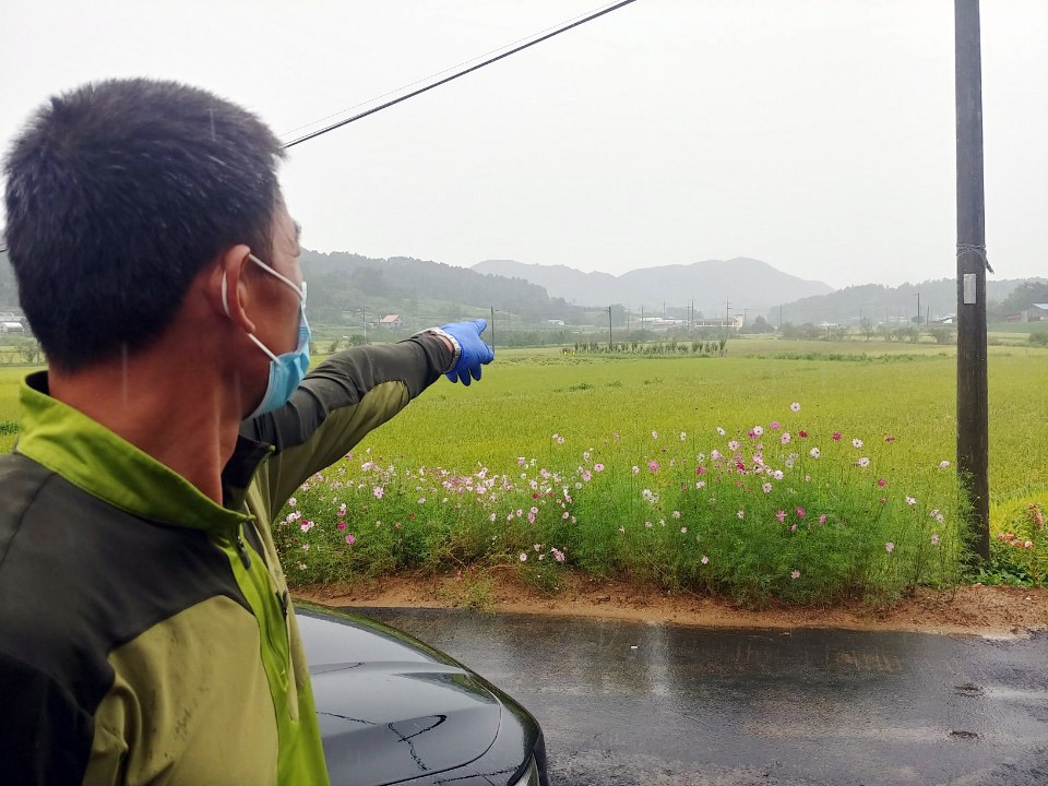 충남 청양군 양사리 주민이 마을을 관통하는 서부내륙고속도로 지점을 가리키고 있다.