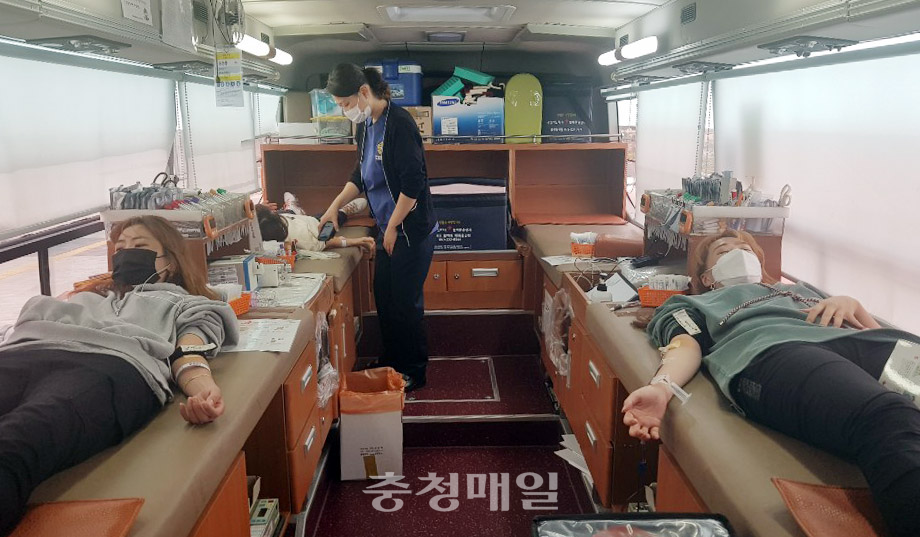 충북 충주시청 직장경기부 선수들이 헌혈을 실시하고 있다.