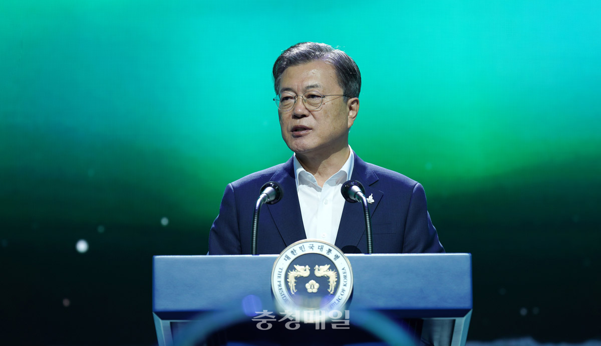문재인 대통령이 24일 경기 김포시 캠프원에서 열린 디지털뉴딜문화콘텐츠산업 전략보고회에 참석해 연설을 하고 있다.