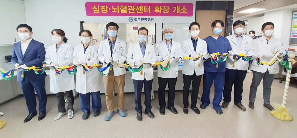 22일 열린 청주한국병원 심장뇌혈관센터 확장 개소식에서 관계자들이 테이프 커팅을 하고 있다.