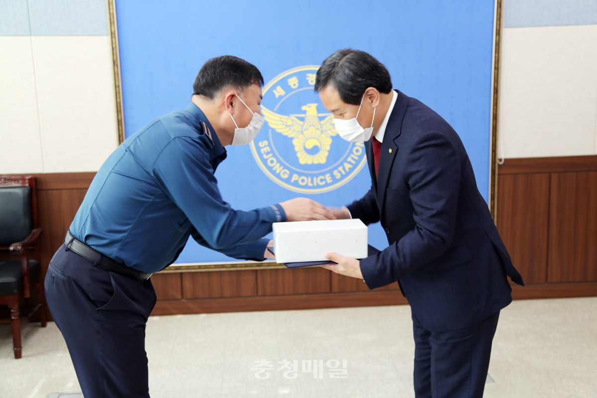 김연오 세종우리신협 이사장이 26일 이명호 세종경찰청장으로부터 표창장을 받고 있다.