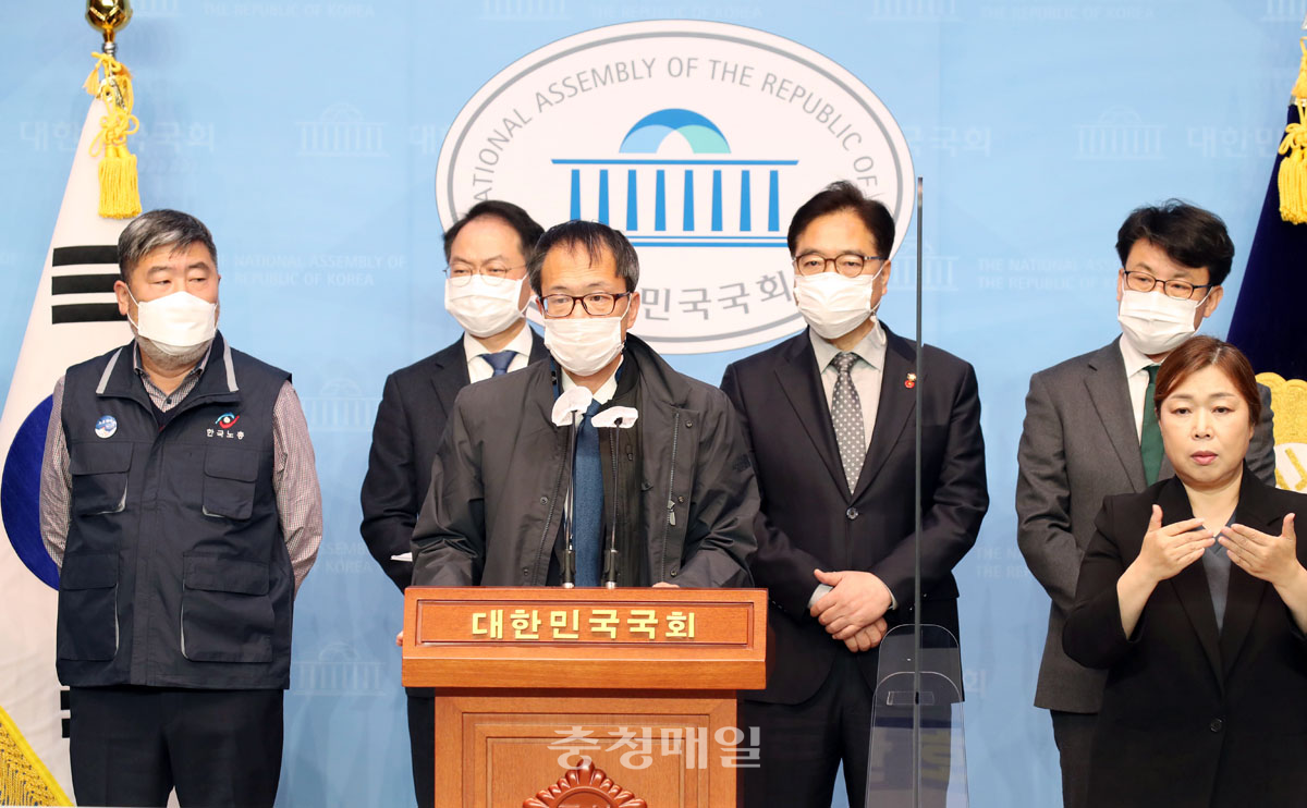 박주민 더불어민주당 의원이 11일 국회 소통관에서 열린 중대재해기업처벌법 발의 및 제정 촉구 기자회견에 참석해 발언하고 있다.