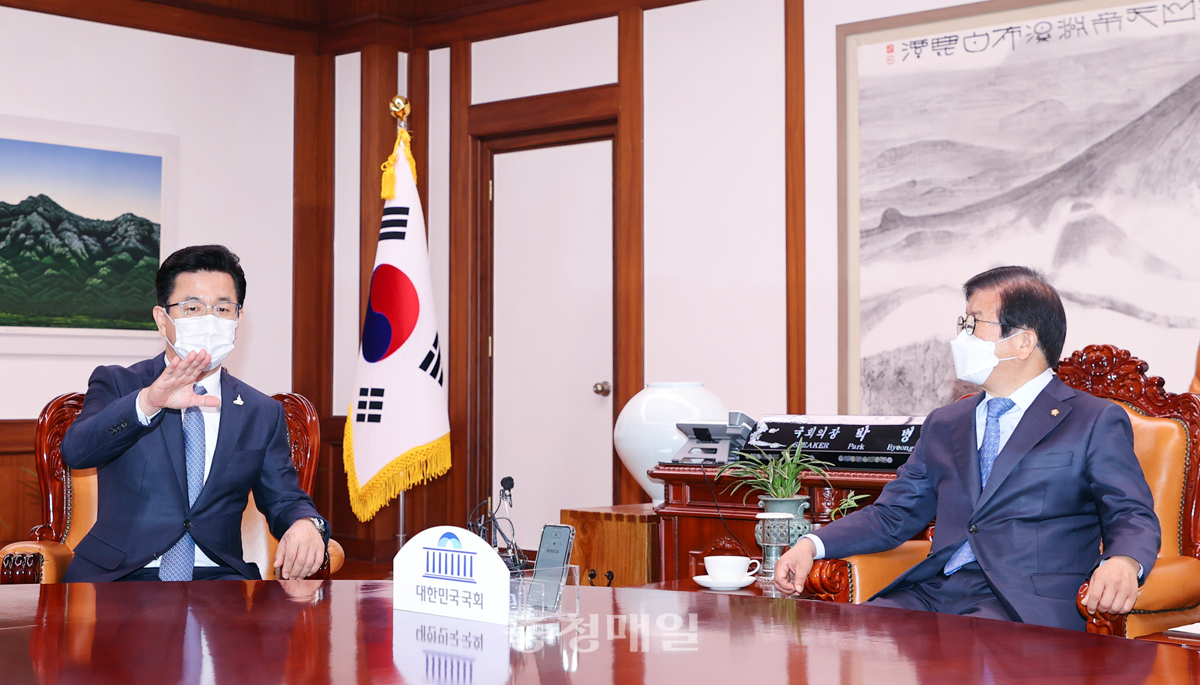 허태정 대전시장이 17일 국회를 방문, 박병석 국회의장과 중소벤처기업부 대전 존치 관련 면담을 하고 있다.