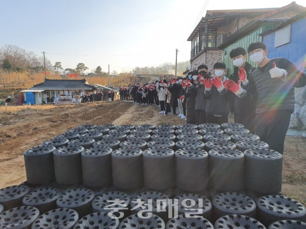 충북 충주중산고등학교 학생들이 지난 21일 소외계층에 전달할 연탄을 나르고 있다.
