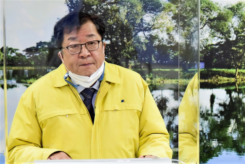 이상천 충북 제천시장이 30일 코로나19 영상 브리핑을 하고 있다.
