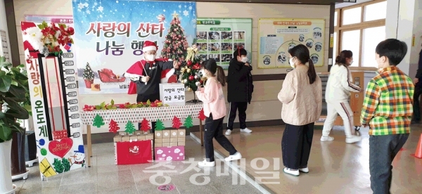 충북 청주 남일초등학교 학생자치회가 지난 14~15일 전교생을 대상으로 사랑의 산타 성금 모금을 하는 모습.