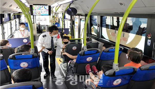 세종도시교통공사가 운영 중인 ‘찾아가는 어린이 교통안전체험버스’에서 어린이들이 교통안전교육을 받고 있다.