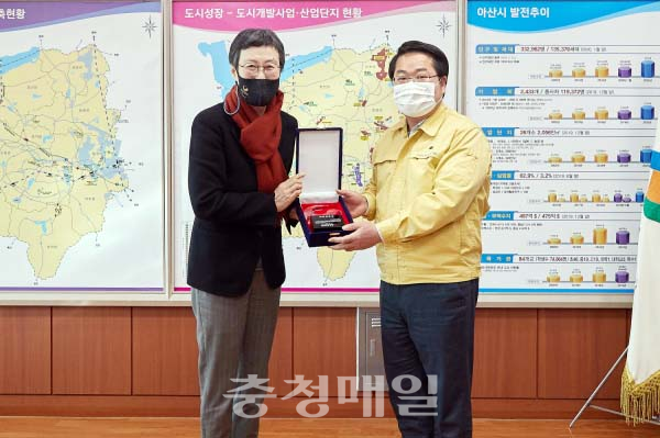전혜자(왼쪽) 대한장애인체육회 사무총장이 오세현 충남 아산시장에게 체육진흥상을 전달한 뒤 함께 기념촬영했다.