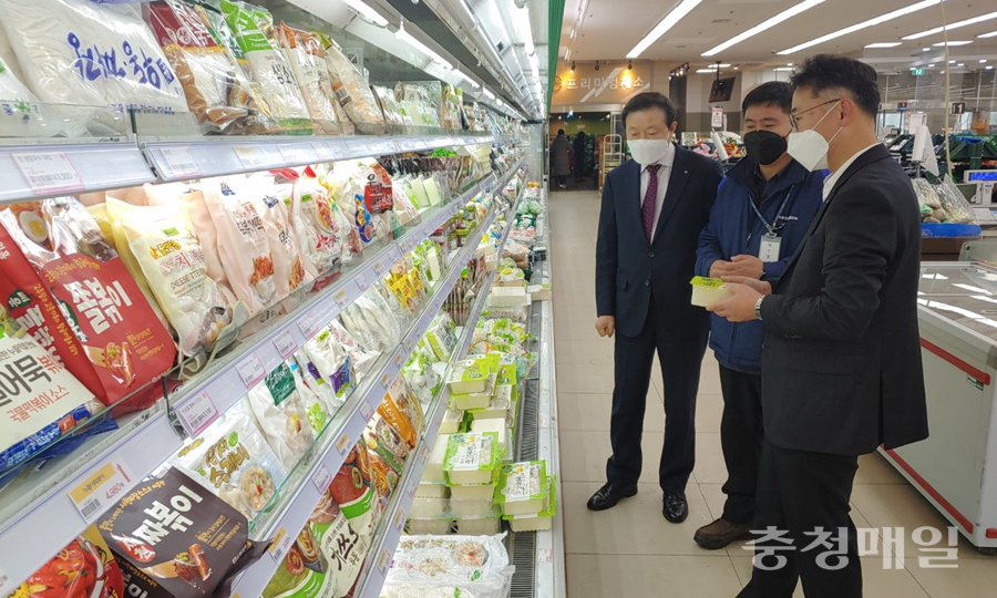 26일 연규하(오른쪽) 충북농협 검사국장이 관계자들과 음성 금왕농협 하나로마트에서 식품안전을 점검하고 있다.