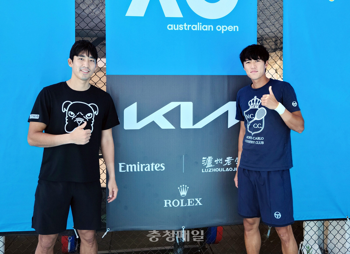 지난 해 열린 호주오픈에서 한국 테니스 사상 최초로 남자복식 본선 무대에 진출한 송민규(KDB산업은행·왼쪽)와 남지성의 기념촬영 모습.