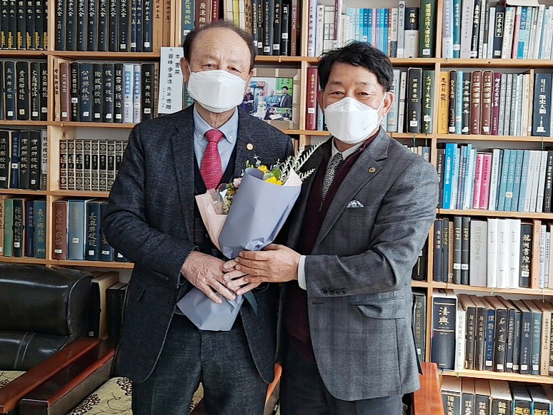 김응환(오른쪽) 충주교육장과 김병천 충주향교 전교가 업무협약을 체결한 뒤 기념촬영을 하고 있다.