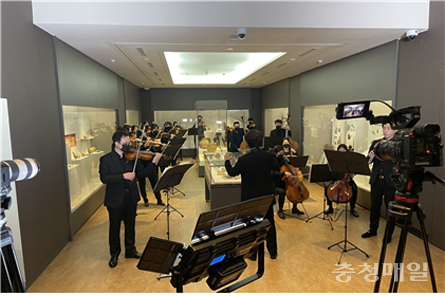 충북도립교향악단이 지난 8일 국립청주박물관에서 연주실황을 촬영하고 있다.