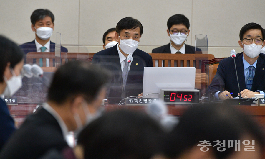 이주열 한국은행 총재가 23일 국회에서 열린 기획재정위원회의 전체회의에 출석, 의원들 질의에 답변하고 있다.