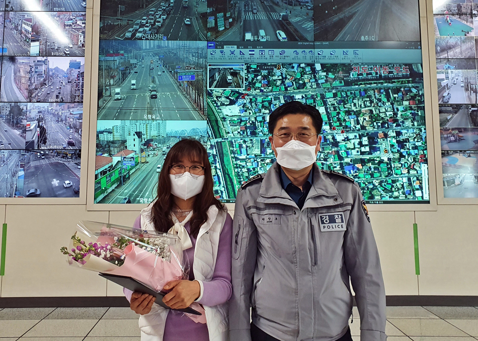 충주경찰서 박창호(오른쪽)서장이 차량절도미수 검거 유공자 오은경 충주시 CCTV관제센터 모니터 요원에게 표창장을 수여했다.