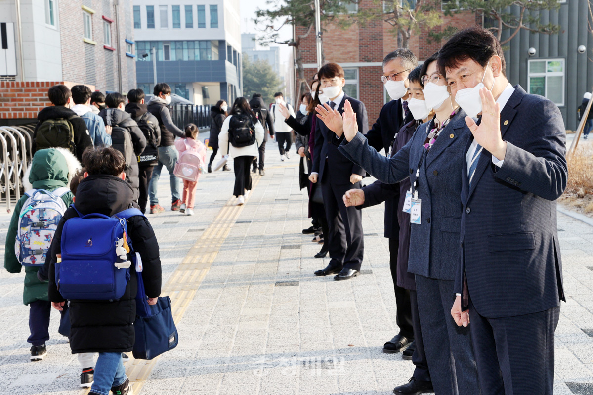 김병우 충북교육감이 3일 청주 오창 생명초중학교에서 등교하는 학생들을 맞이하고 있다.