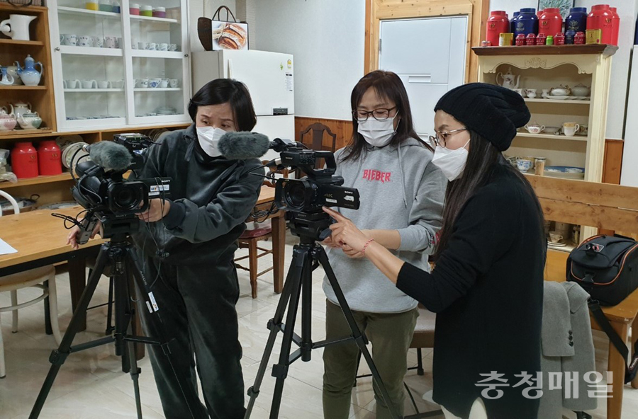 시청자참여프로그램 제작교육에서 수강생들이 촬영실습을 하고 있다.