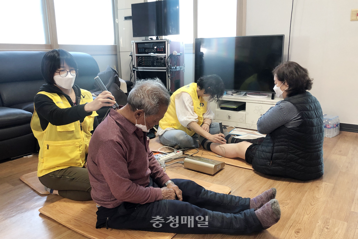 충북 영동군자원봉사센터 한마음 이동 자원봉사 참여자들이 오지마을 주민들을 대상으로 서비스를 제공하고 있다.