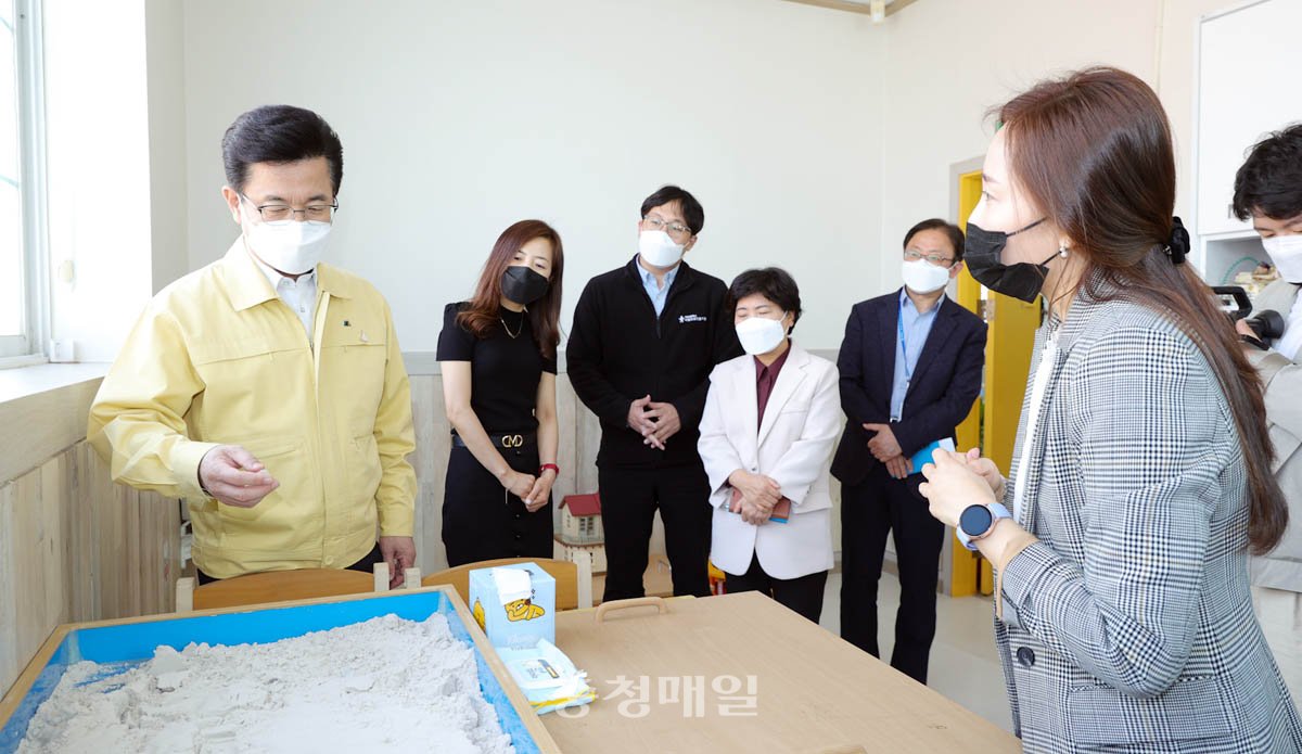 허태정 대전시장이 대전지역 학대 피해 아동 쉼터를 찾아 심리 상담치료 과정 등을 둘러보고 종사자들을 격려했다.