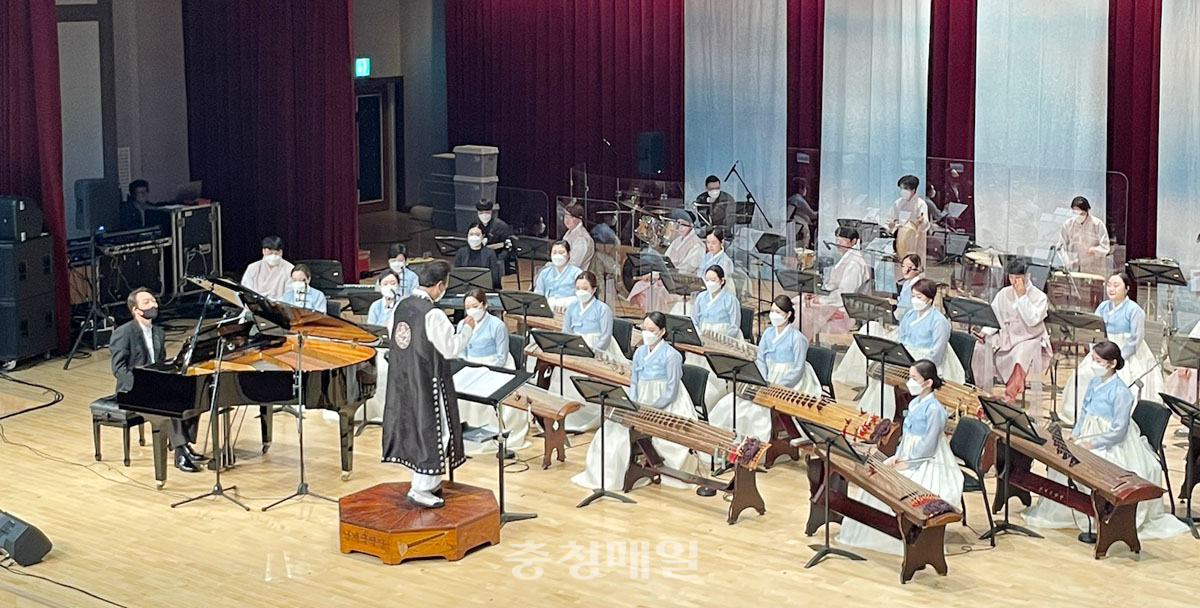 충북 영동군립 난계국악단 공연 모습.