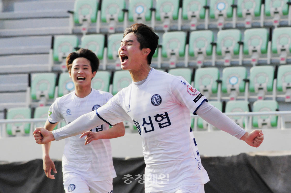 부산교통공사와의 경기에서 동점골을 터트린 청주FC 정성욱이 기뻐하고 있다.