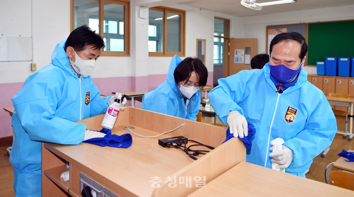충북 청주시의회 의원들이 청주 중앙중학교에서 방역 활동을 하고 있다.