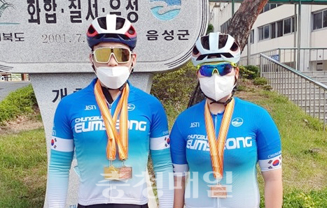 2021 음성 전국사이클대회에서 금메달을 획득한 음성군청 사이클팀 장경구(왼쪽)와 장하예.