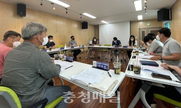 청양군이 지난 20일 청양읍 청춘거리 문화춘추관에서 먹거리위원회 2차 분과장 회의를 열고 있다.