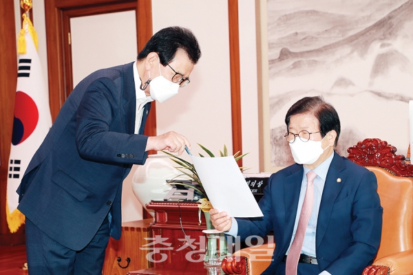 이시종(왼쪽) 충북지사가 28일 박병석 국회의장을 만나 면담을 하고 있다.