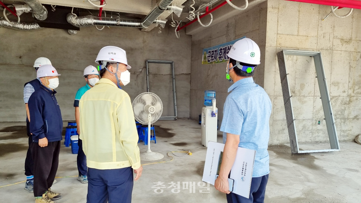 류임철 세종시 행정부시장이 조치원제2복합커뮤니티센터 건설현장에서 폭염 대비 안전상태를 점검하고 있다.