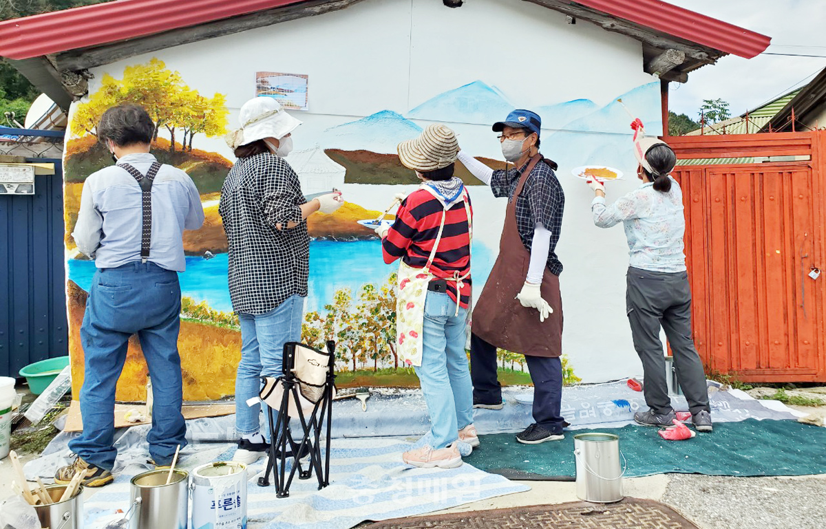 충북도립대학교 평생교육원 마을환경 개선 공공미술 전문가 양성 과정 참여자들이 옥천 삼청리 하삼마을에서 벽화를 그리고 있다.