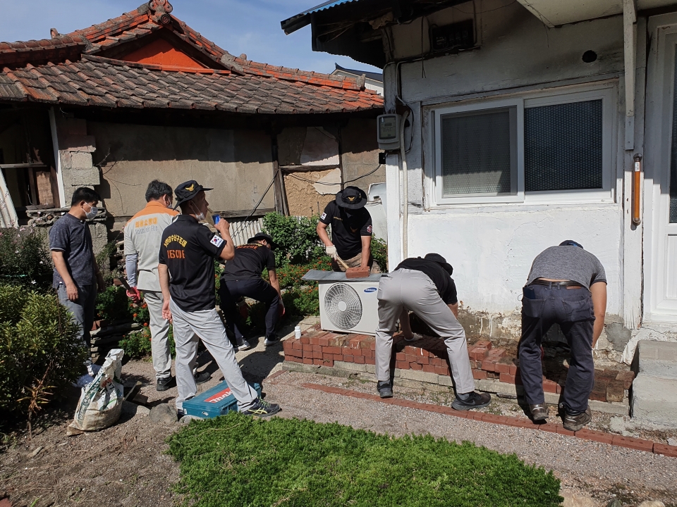 남한강 수난구조 전문의용소방대가 사랑의 집수리 봉사활동을 갖고 있다.