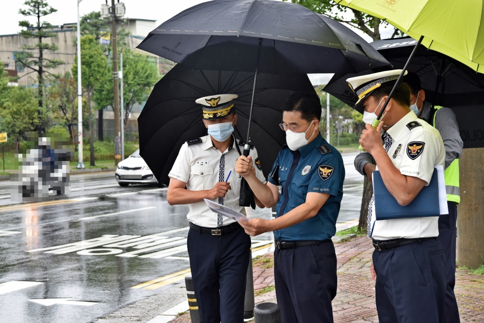 충주경찰서 박창호(가운데) 서장이 이륜차 교통사고예방을 위한 현장회의를 갖고 있다..