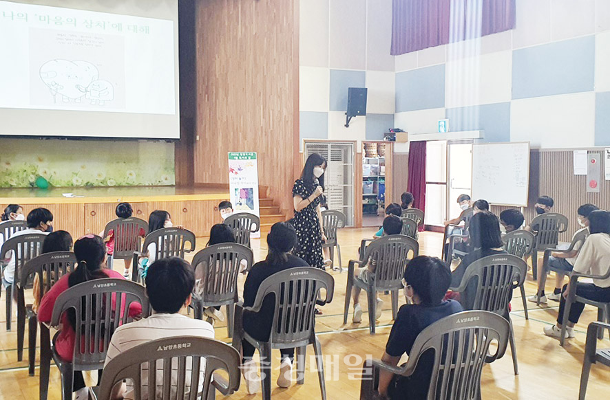 충남 청양도서관이 남양초등학교 오룡관에서 작가와의 만남 프로그램을 운영 하고 있다.