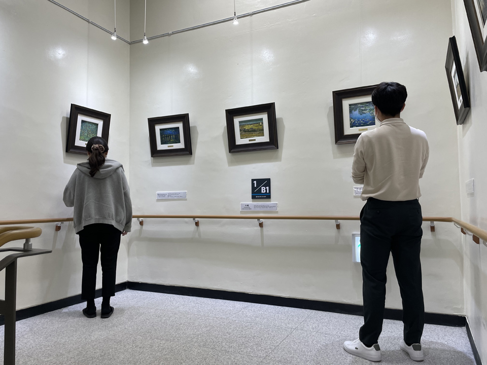 천안북부스포츠센터 벽면에 조성한 갤러리를 통해‘국·내외 명화’작품을 전시하고 있다.