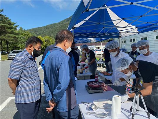 K-water 충주권사업단 외국인근로자 요리경연대회에 참가한 근로자들이 요리를 만들고 있다.