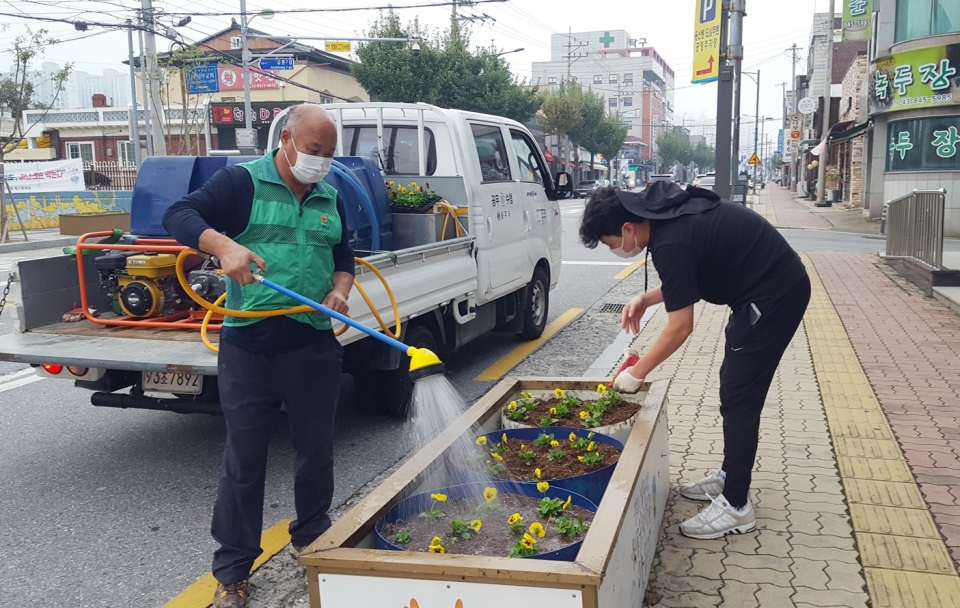 용산동새마을협의회와 통자협의회 회원들이 꽃거리를 조성하고 있다.