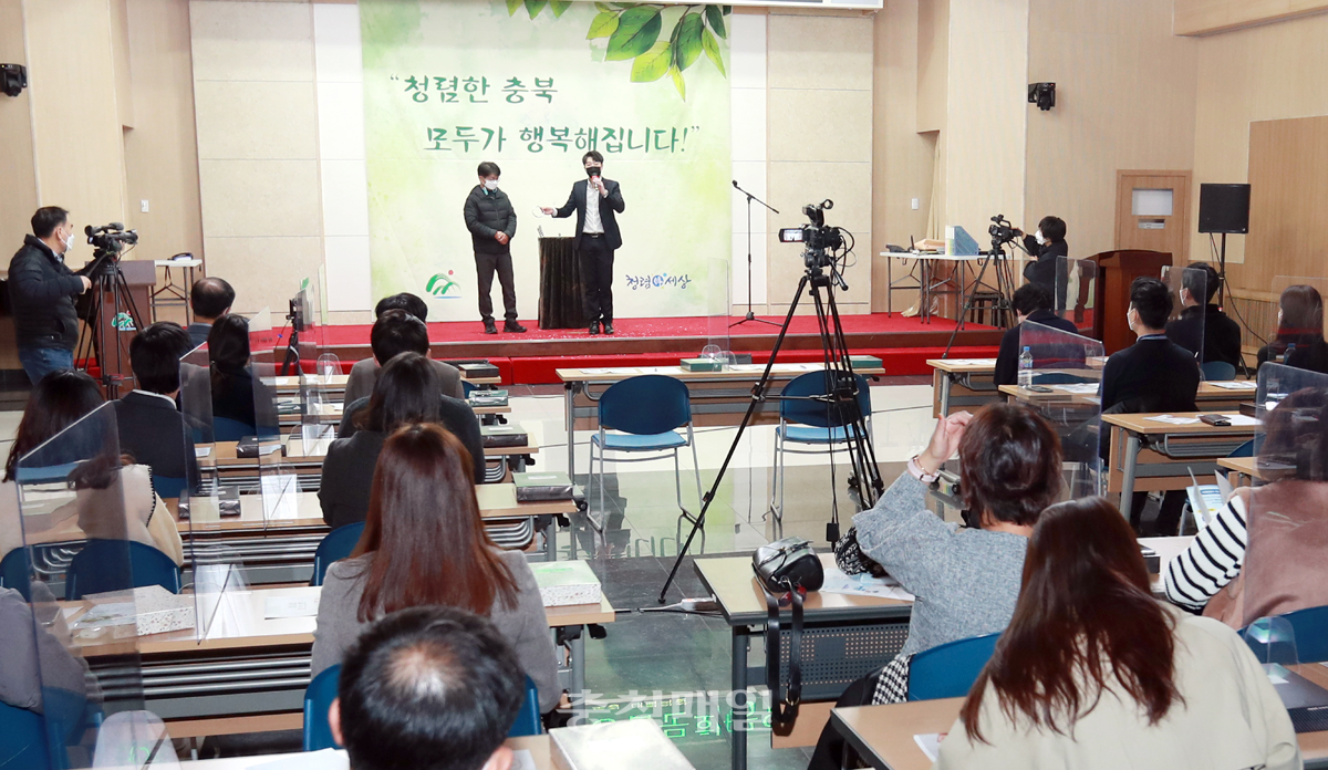 충북도가 21일 공연형 교육 ‘청렴문화공연’을 진행하고 있다.