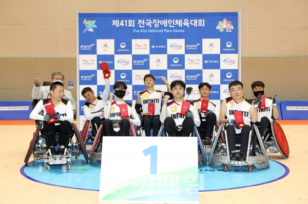 ‘제41회 전국장애인체육대회’ 휠체어럭비에서 충북선수단이 인천을 47대 31로 누르고 우승을 차지했다. 충북 휠체어럭비 선수들이 메달을 들고 기뻐하고 있다.