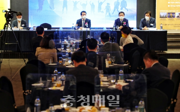 김홍장 당진시장이 27일 서울 여의도에서 열린 상생과 통일포럼에 토론자로 참석했다.